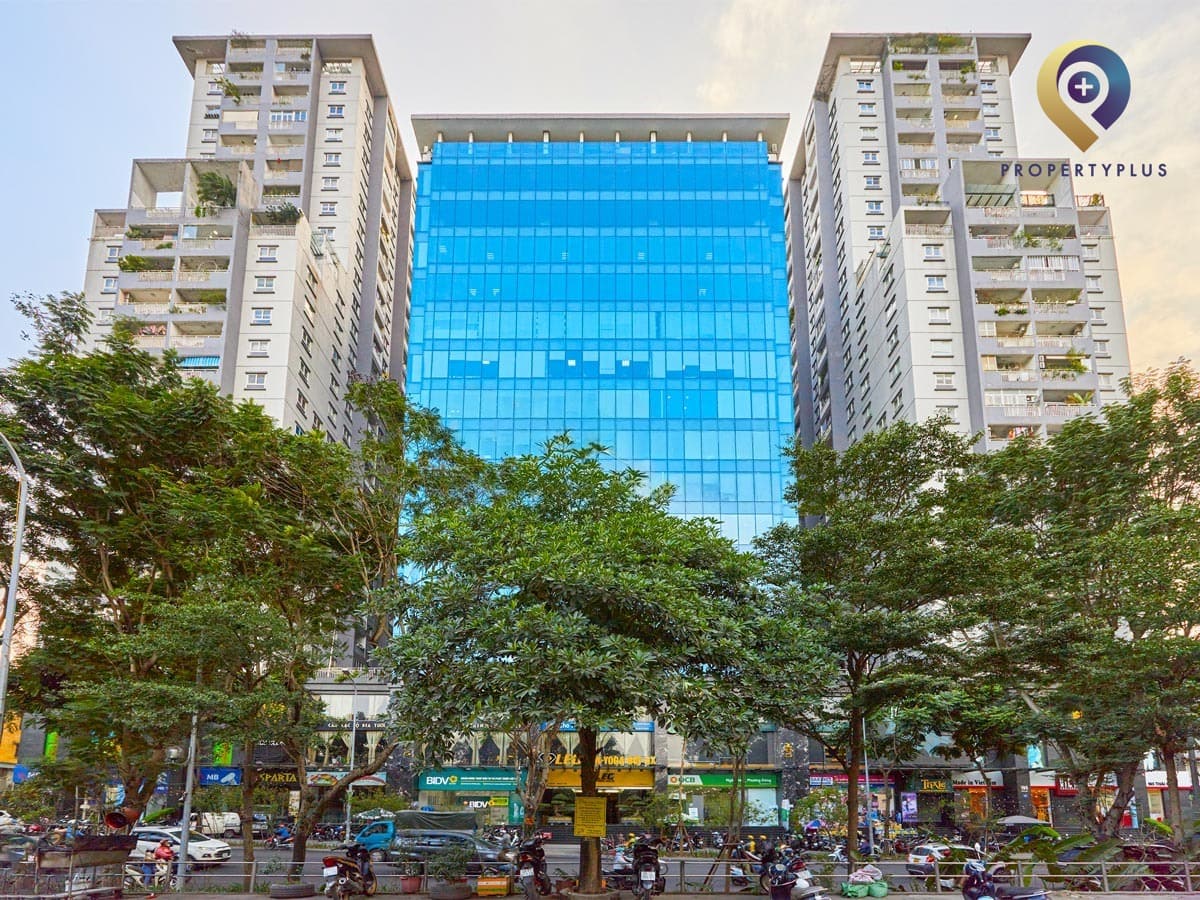 Mặt tiền tòa nhà Sông Hồng Park View với cây xanh và các cửa hàng thương mại phía dưới - hình ảnh từ Property Plus
